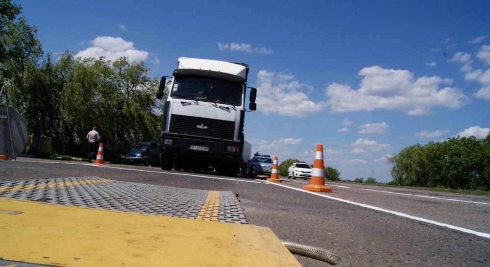 Вантажівка на дорозі в Києві в спекотний день