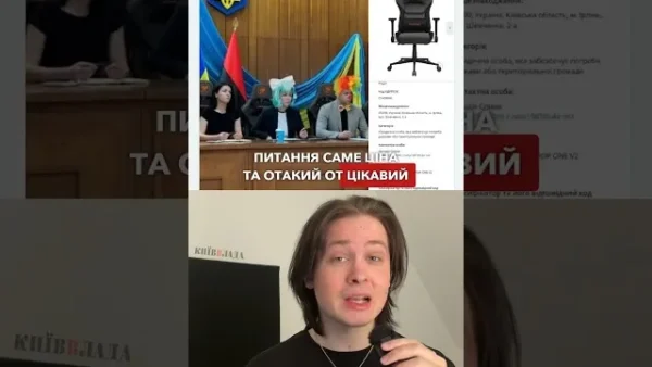 Складовані стовбури дерев на майданчику для зберігання деревини в Києві