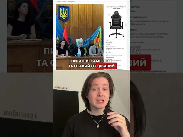 Складовані стовбури дерев на майданчику для зберігання деревини в Києві