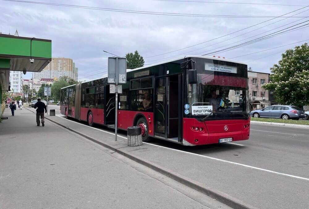 Автобус на дорозі Київської області