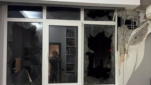Пошкоджений 16-поверховий будинок у Києві після атаки