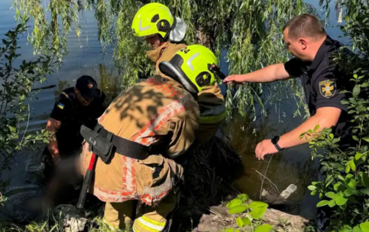 Рятувальники ДСНС біля водойми, де виявили тіло чоловіка