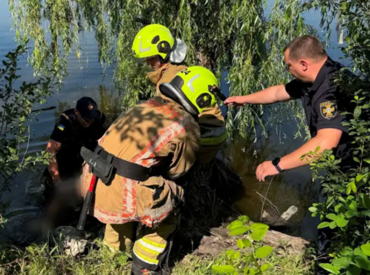 Рятувальники ДСНС біля водойми, де виявили тіло чоловіка