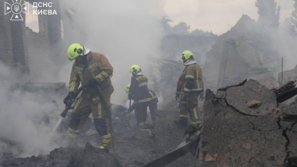 Наслідки падіння уламків та пожежі у Києві