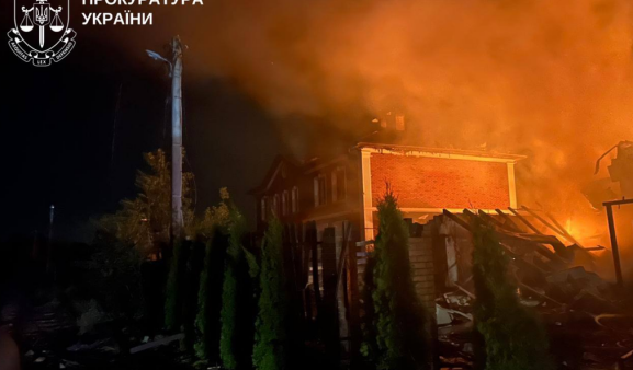 Наслідки удару БПЛА по приватному домоволодінню в Пухівці