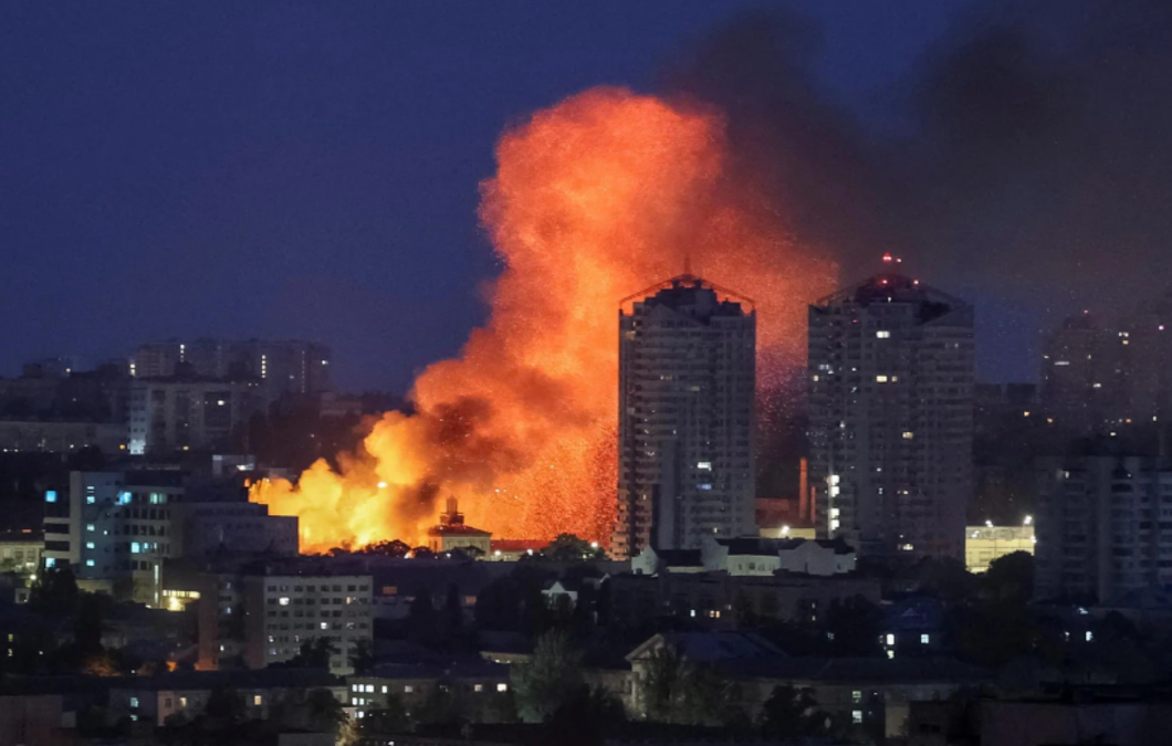 Рятувальники на місці пожежі у складському приміщенні Дарницького району