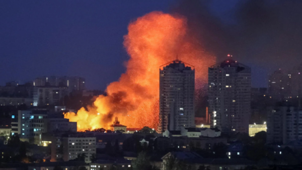Рятувальники на місці пожежі у складському приміщенні Дарницького району
