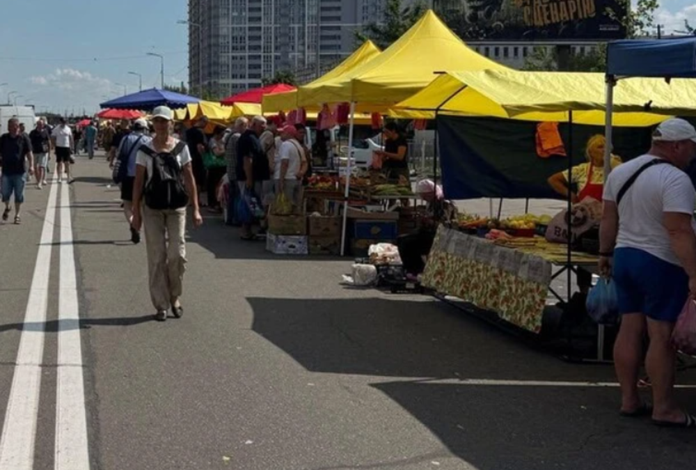 Продуктові прилавки на сезонному ярмарку в Києві