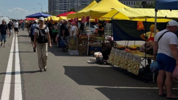 Продуктові прилавки на сезонному ярмарку в Києві