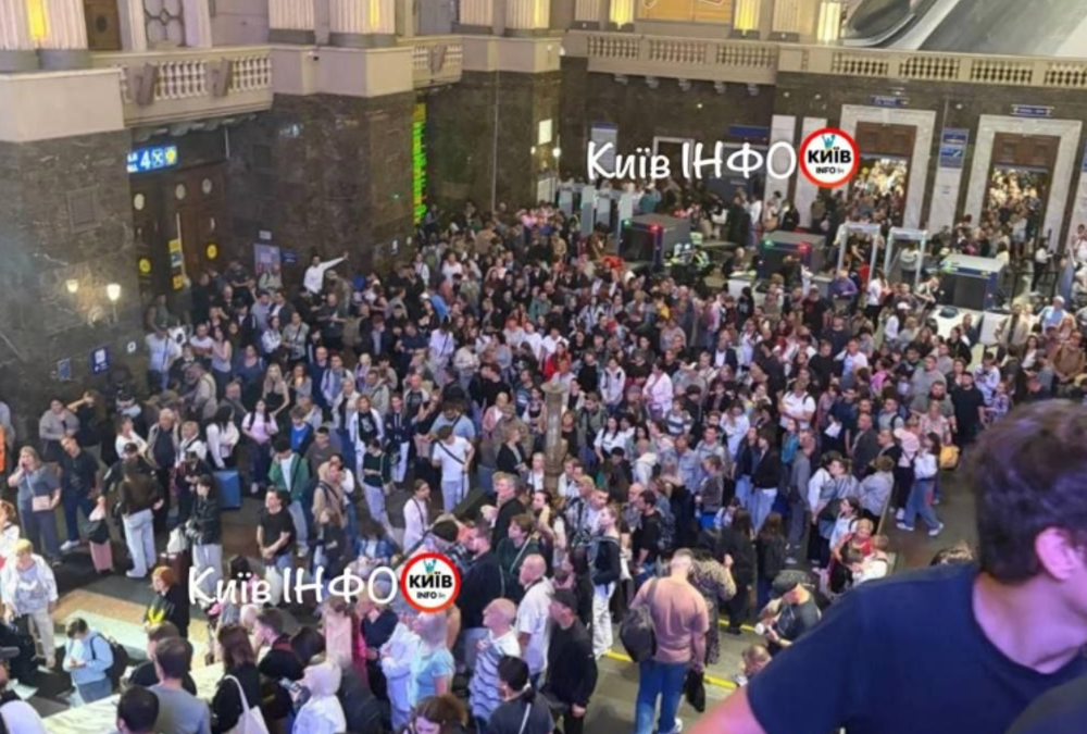 Пасажири на київському вокзалі під час затримки потягів