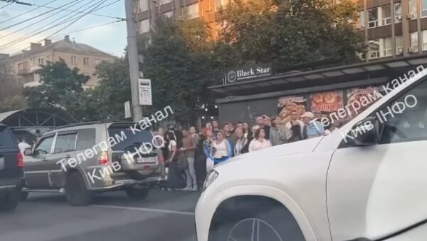 Люди на станції метро під час повітряної тривоги в Києві