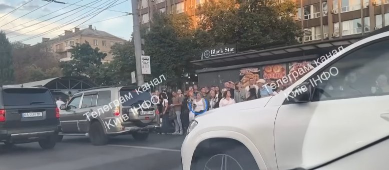 Люди на станції метро під час повітряної тривоги в Києві