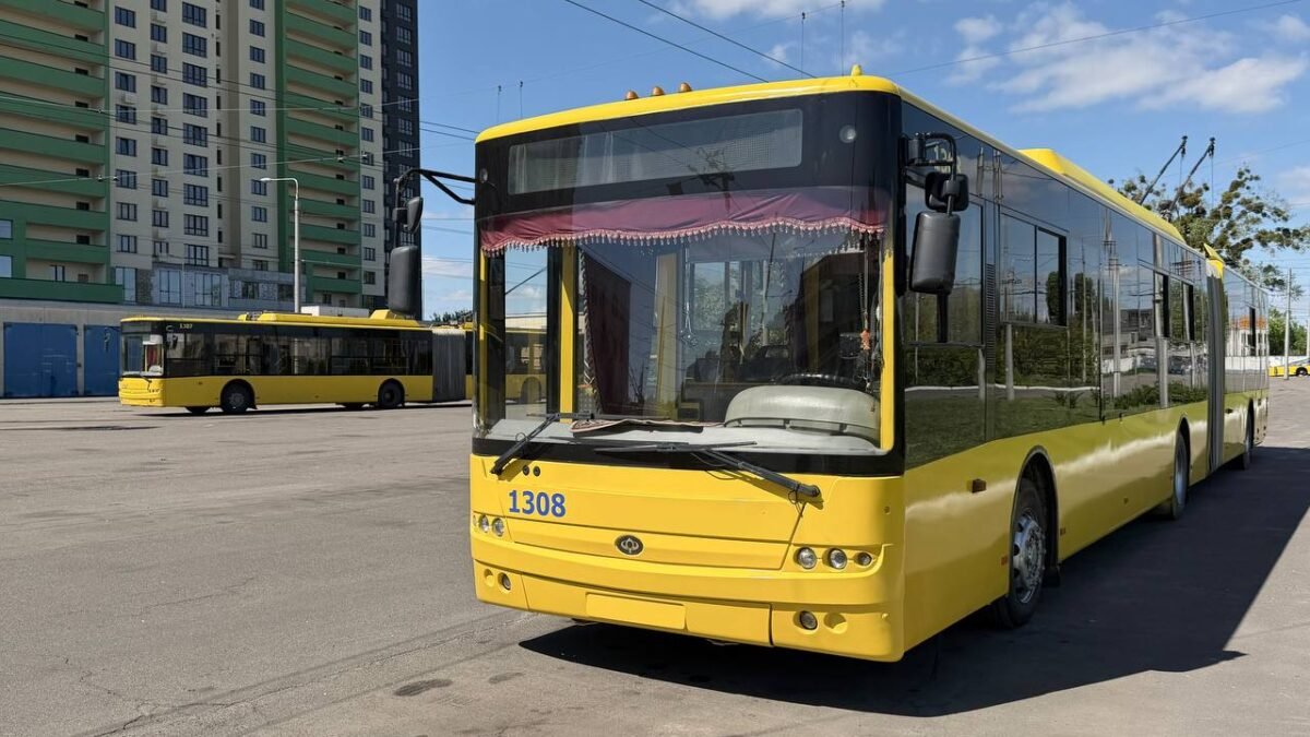 Київський трамвай на вулиці міста