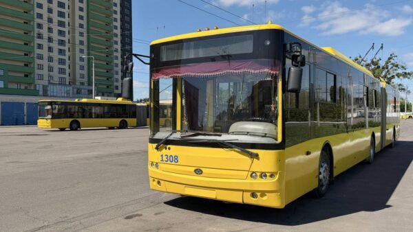 Київський трамвай на вулиці міста