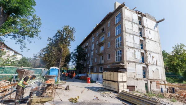 Відбудова Києва: тендер на капітальний ремонт пошкодженого будинку