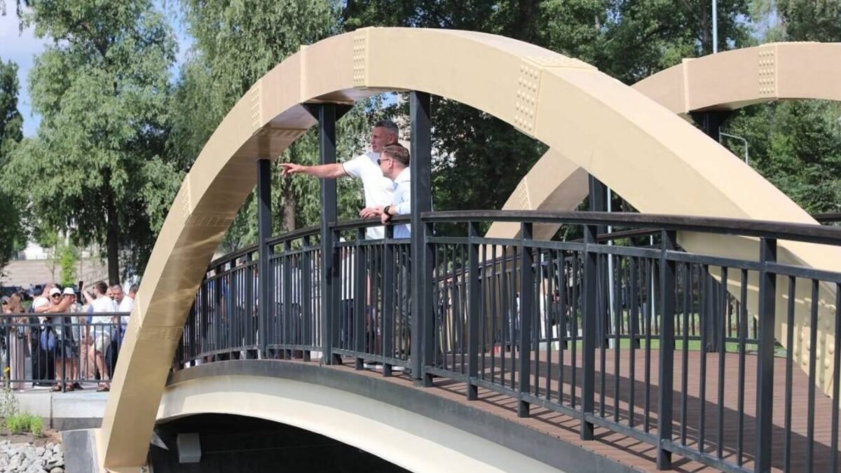 Паркова зона біля затоки Оболонь з містком та водою