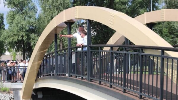 Паркова зона біля затоки Оболонь з містком та водою