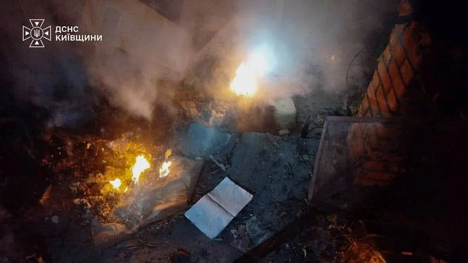 Пошкоджені приватні будинки після атаки дронів на Київщині