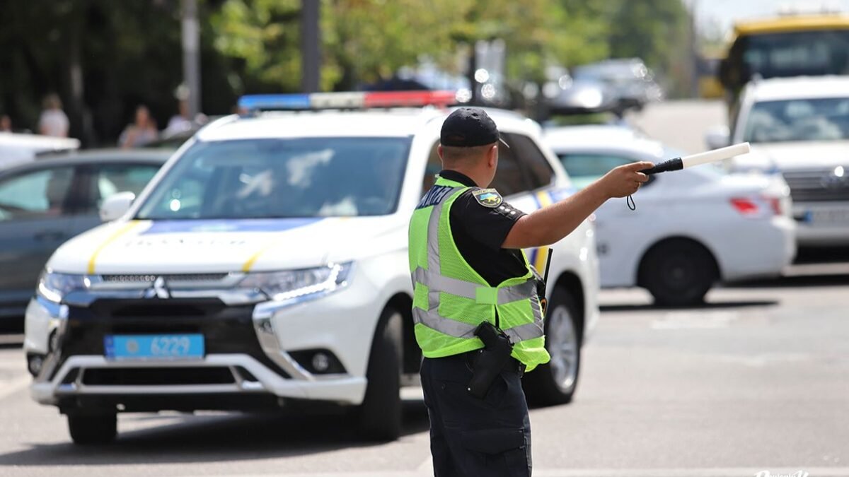 Поліцейський перекриває рух на вулиці Києва
