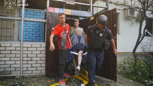 Наслідки влучання БпЛА у дев'ятиповерховий будинок у Дніпровському районі Києва