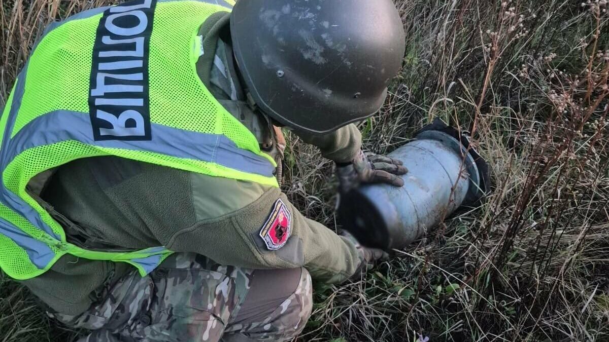 Вибухотехніки оглядають бойову частину дрона у Солом’янському районі