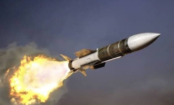 Пошкоджене залізничне депо в Києві після балістичного удару