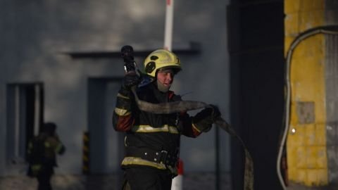 Пошкоджений склад у Києві після російської атаки