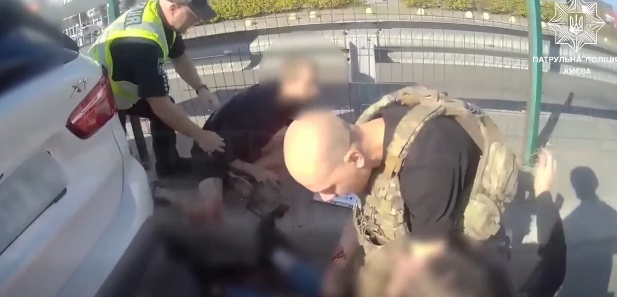 Поліцейські надають допомогу на місці удару по АЗС у Києві