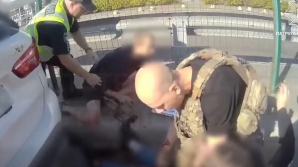 Поліцейські надають допомогу на місці удару по АЗС у Києві