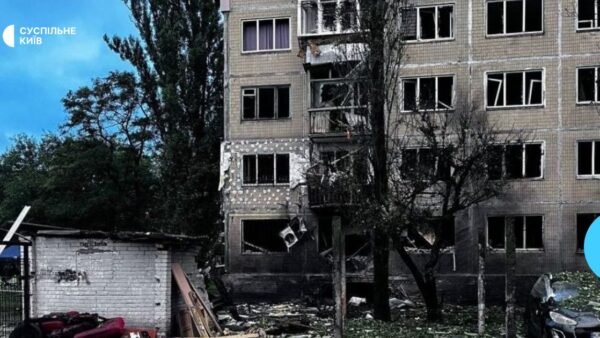Пошкоджена п'ятиповерхівка у Дніпровському районі після атаки дронів