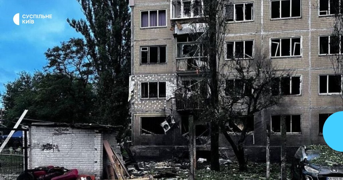 Пошкоджена п'ятиповерхівка у Дніпровському районі після атаки дронів