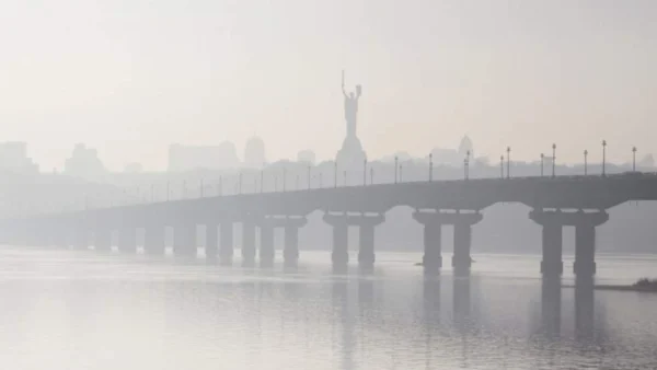 Густий туман над Києвом та міські будівлі