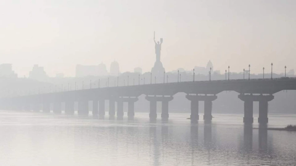 Густий туман над Києвом та міські будівлі