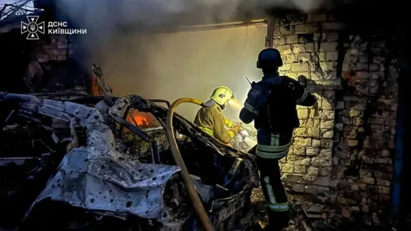 Наслідки ворожої атаки у Вишгороді, пошкоджений будинок