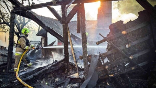 Наслідки російської атаки на Київ: пожежі та туман над містом