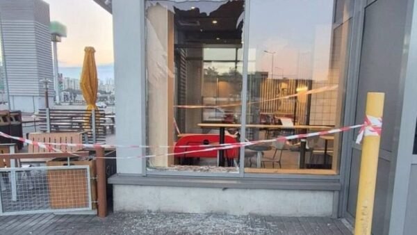Пошкоджений ресторан McDonald's у Києві після дронової атаки