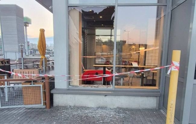 Пошкоджений ресторан McDonald's у Києві після дронової атаки