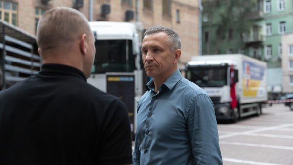 Дипломати та представники КМДА під час передачі обладнання