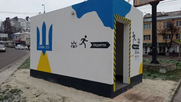 Мобільне укриття з залізобетонних конструкцій на зупинці громадського транспорту
