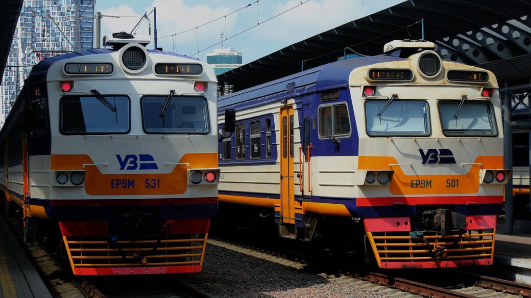 Потяг Kyiv City Express на залізничних коліях