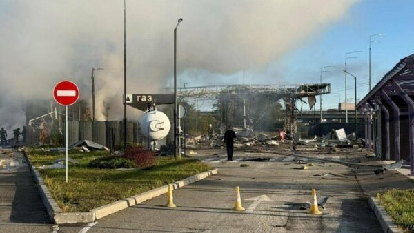 Наслідки атаки дронів на Київ, пошкоджена АЗС