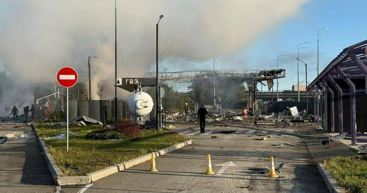 Наслідки атаки дронів на Київ, пошкоджена АЗС