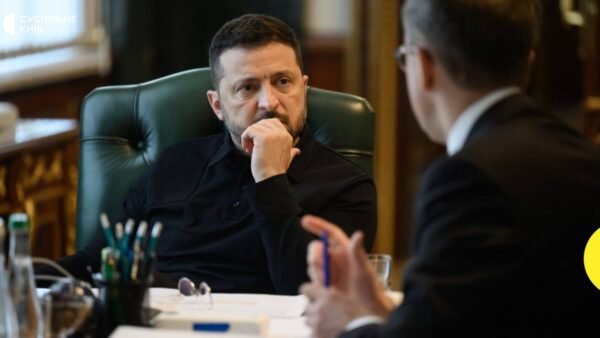 Поїзд метро на станції під час повітряної тривоги у Києві
