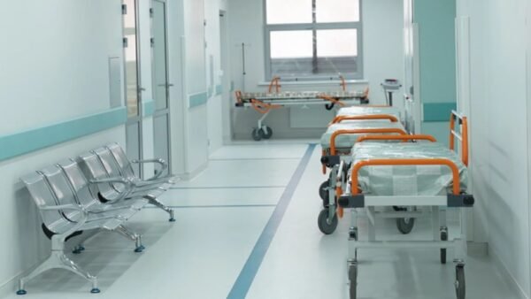 Медичні працівники надають допомогу постраждалим у Києві