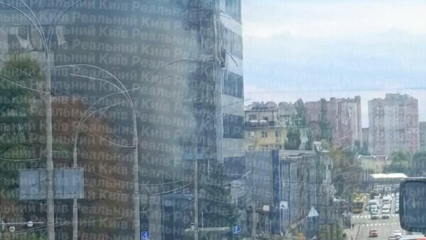 Пошкоджена офісна будівля після влучання дрона в Солом'янському районі Києва