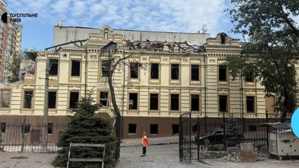 Пошкоджена Лук'янівська поліцейська дільниця на вулиці Січових Стрільців