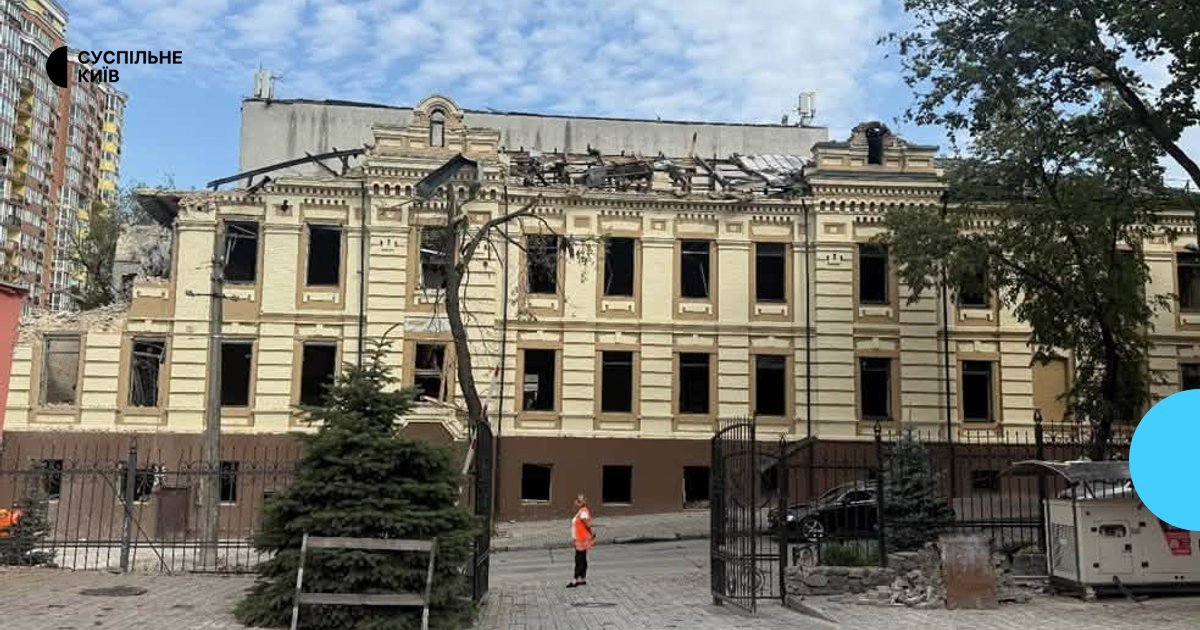 Пошкоджена Лук'янівська поліцейська дільниця на вулиці Січових Стрільців