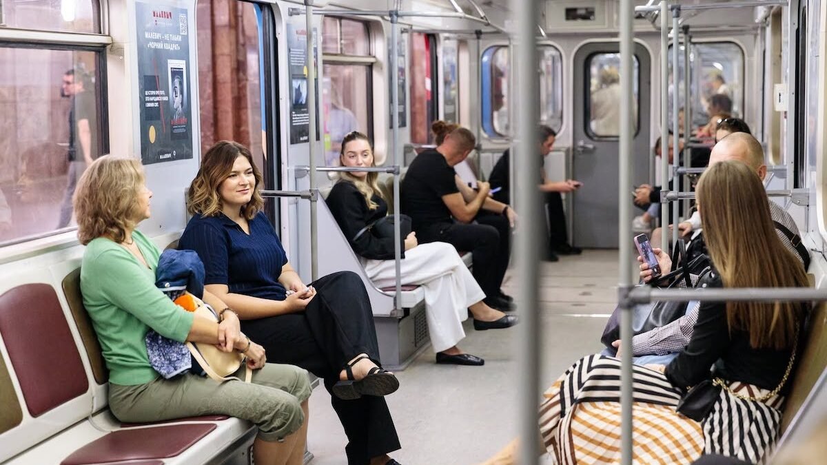 Потяг Київського метрополітену на станції
