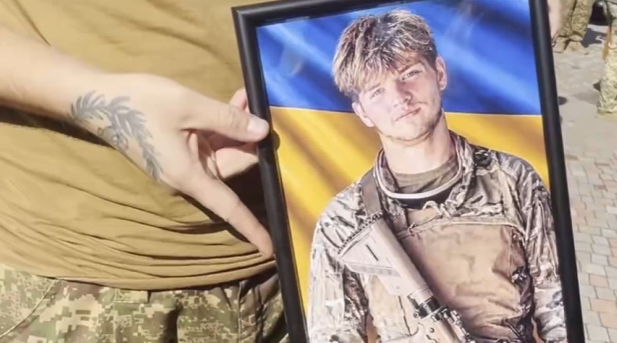 Портрет 19-річного військовослужбовця Артьома Сіневича
