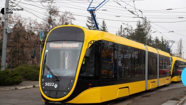Київський швидкісний трамвай на станції Івана Дзюби
